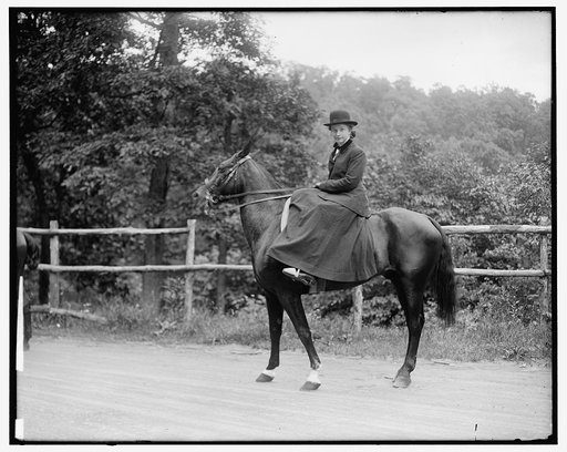 TAFT, HELEN, MISS. ON HORSEBACK