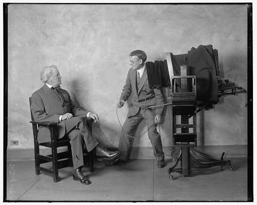 HARRIS & EWING. POSING CLIFF BERRYMAN