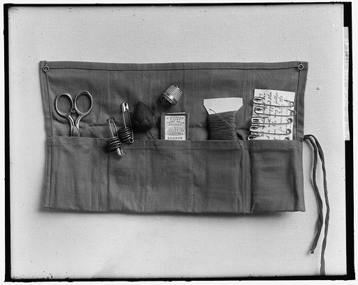 NAVY LEAGUE OF U.S. SEWING KIT