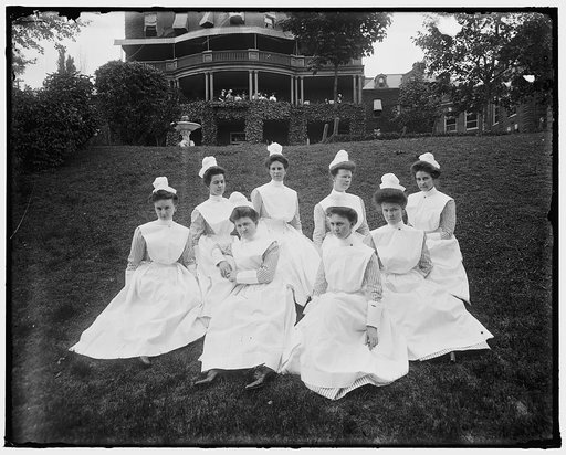 UNIDENTIFIED GROUP. WOMEN ON A LAWN