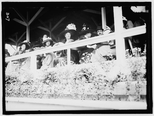 HORSE SHOWS. LADIES WATCHING