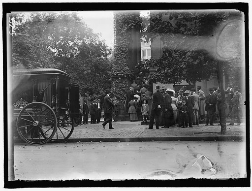 HARLAN, JOHN MARSHALL. ASSOCIATE JUSTICE, U.S. SUPREME COURT, 1877-1910. FUNERAL AT NEW YORK AVENUE PRESBYTERIAN CHURCH. MOURNERS ENTERING CHURCH