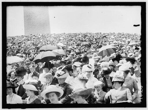 MILITARY FIELD MASS. CROWDS ON MONUMENT GROUNDS