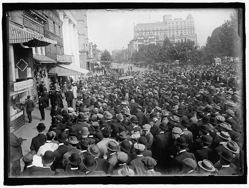 BASEBALL, PROFESSIONAL. CROWDS AT SCOREBOARD
