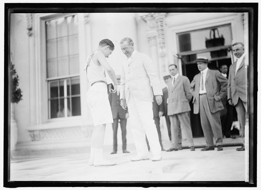BOY SCOUTS. RELAY RACE STARTING AT WHITE HOUSE. FRED REED SHAKING HANDS WITH PRESIDENT WILSON