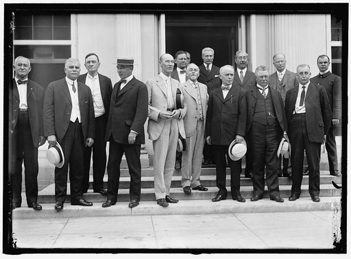 RAILROAD MEN AT WHITE HOUSE. HEADS: W.G. LEE, PRES., BOARD OF RAILWAY TRAINMEN; WARREN B. STONE, PRES., BOARD OF LOCOMOTIVE ENGINEERS; HERMAN W. WILLS, WASHINGTON REPUBLICAN LABOR ORGS.; ALFRED H. SMITH, V.P., N.Y.C. RAILWAY; A.B. GARRETSON, PRES., ORD. RAILWAY CONDUCTORS; HEAD IN DOOR UNIDENT.; 1/2