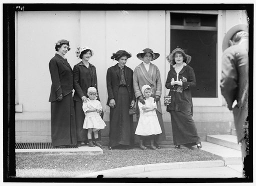 LINDSEY, BEN B. JUDGE. MRS. LINDSEY; JUDGE LINDSEY; MRS. PEARL JOLLY; MRS. MARY PETRUCCI; MRS. M.H. THOMAS AND CHILDREN