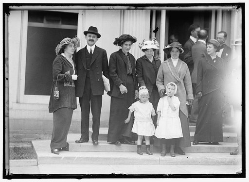 LINDSEY, BEN B. JUDGE. MRS. LINDSEY; JUDGE LINDSEY; MRS. PEARL JOLLY; MRS. MARY PETRUCCI; MRS. M.H. THOMAS AND CHILDREN