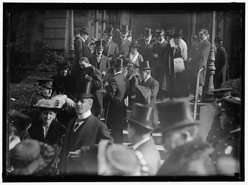 PAN AMERICAN MASS. THANKSGIVING DAY AT ST. PATRICK'S. CROWDS LEAVING ST. PATRICK'S