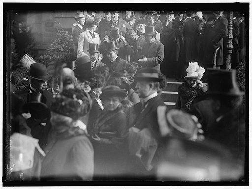 PAN AMERICAN MASS. THANKSGIVING DAY AT ST. PATRICK'S. CROWDS LEAVING ST. PATRICK'S