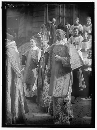 PAN AMERICAN MASS. THANKSGIVING DAY AT ST. PATRICK'S. CROWDS LEAVING ST. PATRICK'S. MIN. NAON, CENTER, MONS. DOUGHERTY; CARDINAL GIBBONS; DR. BURNS