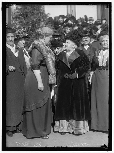 CONSTRUCTIVE PEACE GROUP: AT EXTREME LEFT, CHARLOTTE P. GILLMAN; NEXT MRS. C.C. CATT; DR. A.H. SHAW; MRS. HENRY WILLARD; MRS. ANNA G. SPENCER; MARION T. BURRITT; JANET RICHARDS. 2ND ROW, 2ND FROM LEFT, MRS. JULIUS KAHN; RIGHT, ROSALIE JONES; RIGHT, HALF WAY BACK, MRS. RICHARD BOECKEL