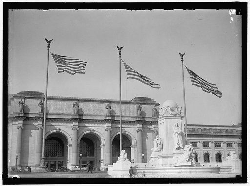 COLUMBUS MEMORIAL WITH FRONT OF UNION STATION