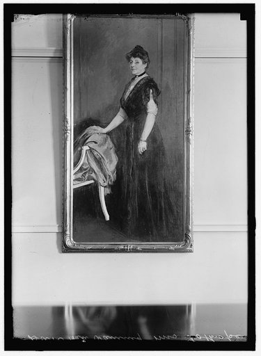 LOTHROP, MRS. DANIEL, OF D.A.R.