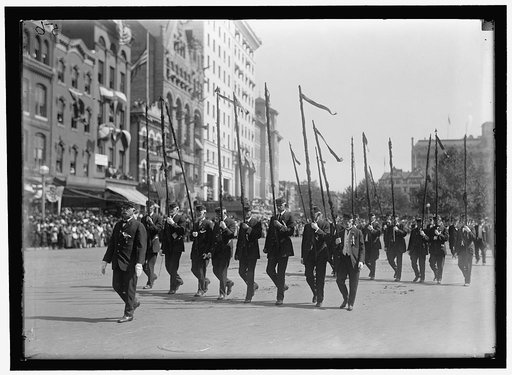 GRAND ARMY OF THE REPUBLIC. PARADE AT 1915 ENCAMPMENT. PENNSYLVANIA VETERANS, WITH FURLED CIVIL WAR BATTLEFLAGS. C.E. GRAMLICH, COMMANDER, PENNSYLVANIA VETERANS, LEADING