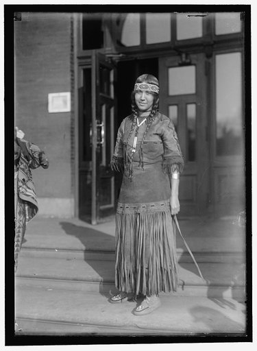 INDIANS, AMERICAN. INDIAN WOMEN