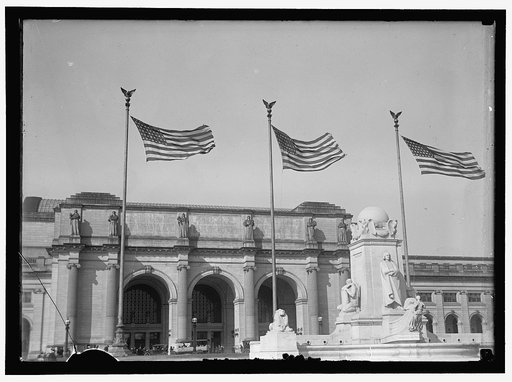 COLUMBUS MEMORIAL, WITH FRONT OF UNION STATION