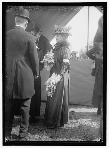 FAHNESTOCK, MRS. GIBSON. AT HORSE SHOW