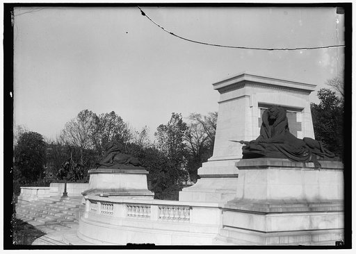 GRANT MEMORIAL AT CAPITOL. LIONS AROUND PEDESTAL FOR GRANT STATUE