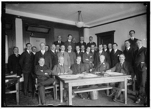 NAT. ADVISORY COMM. FOR AERONAUTICS. MEETING OF EXEC. COMMITTEE WITH THE AIRCRAFT MANUFACTURERS ASSN., HELD IN MUNSEY BLDG. SEATED: DR. S.W. STRATTON; DR. JOS. S. AMES; ADMIRAL D.W. TAYLOR; DR. CHAS. D. WOLCOTT, CHAIRMAN; DR. M.I. PUFIN. STANDING ON FLOOR: DR. W. CHRISTMAS; 5 UNIDENTIFIED; SIDNEY D.