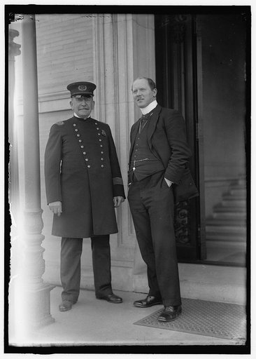 BRITISH COMMISSION TO U.S. INSPECTOR D.O. O'DONNELL TALKING TO D.C. POLICEMAN