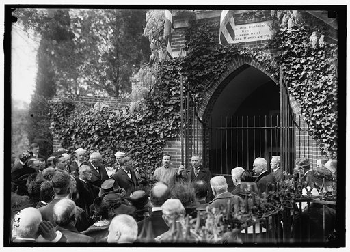 DODGE, COL. HARRISON. SUPT. OF MOUNT VERNON. HEAD AT LEFT IN OPENED GATE OF TOMB OF WASHINGTON