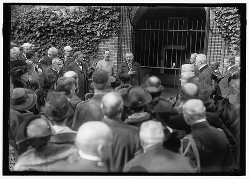 DODGE, COL. HARRISON. SUPT. OF MOUNT VERNON. HEAD AT LEFT IN OPENED GATE OF TOMB OF WASHINGTON