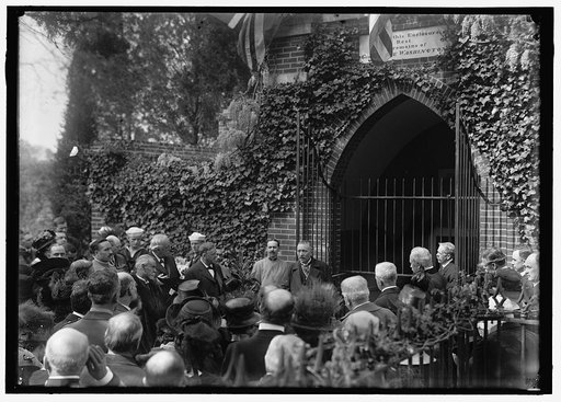 ALLIED COMMISSION TO U.S. AT MOUNT VERNON: VIVIANI SPEAKING AT TOMB OF WASHINGTON