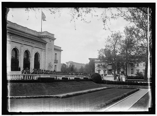 WOMAN'S NATIONAL SERVICE SCHOOL UNDER WOMAN'S SECTION, NAVY LEAGUE. MASSED ON STEPS OF PAN-AMERICAN BUILDING, FOR DEDICATION OF RED CROSS HEADQUARTERS