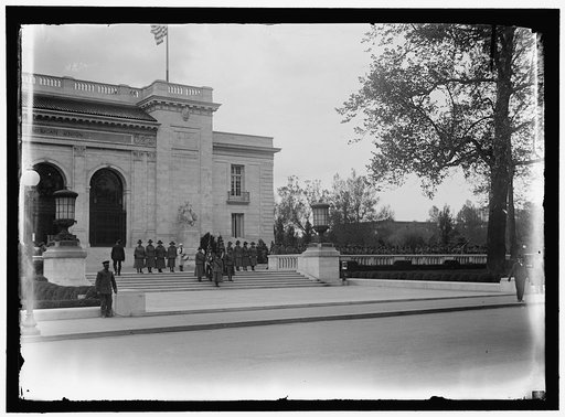 WOMAN'S NATIONAL SERVICE SCHOOL UNDER WOMAN'S SECTION, NAVY LEAGUE. MASSED ON STEPS OF PAN-AMERICAN BUILDING, FOR DEDICATION OF RED CROSS HEADQUARTERS