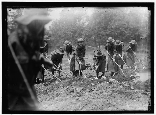 NATIONAL EMERGENCY WAR GARDENS COM. GIRL SCOUTS GARDENING AT D.A.R.