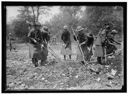 NATIONAL EMERGENCY WAR GARDENS COM. GIRL SCOUTS GARDENING AT D.A.R.