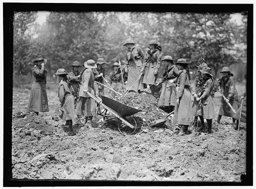 NATIONAL EMERGENCY WAR GARDENS COM. GIRL SCOUTS GARDENING AT D.A.R.