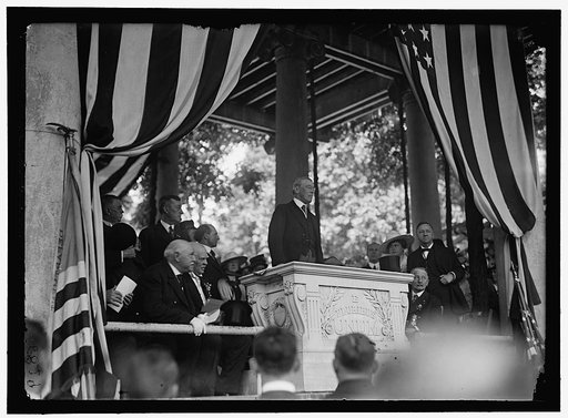 ARLINGTON NATIONAL CEMETERY. WILSON SPEAKING, MEMORIAL DAY; MRS. WILSON AND DANIELS AT RIGHT