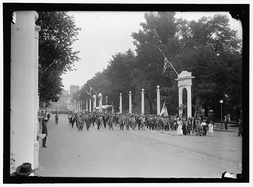 CONFEDERATE REUNION. PARADE PASSING THROUGH COURT OF HONOR