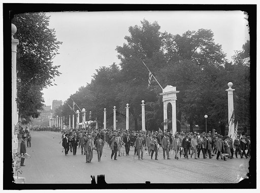CONFEDERATE REUNION. PARADE PASSING THROUGH COURT OF HONOR