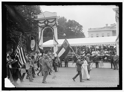 CONFEDERATE REUNION. W.E. PAYNE, WITH BATTLE FLAG