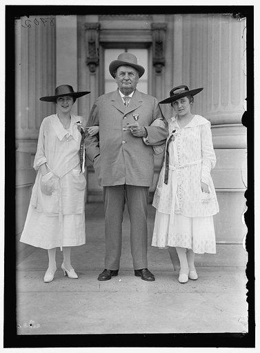 BANKHEAD, JOHN HOLLIS. REP. FROM ALABAMA, 1887-1907; SENATOR, 1907-1920. AT CONFEDERATE REUNION, D.C. WITH GRAND-DAUGHTERS, TALLULAH, LEFT, AND EUGENIA, RIGHT