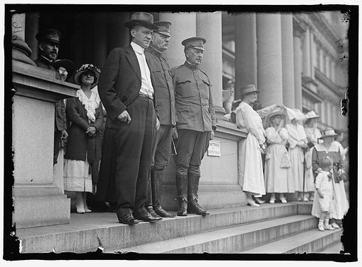 AMERICAN UNIVERSITY TRAINING CAMP. SECRETARY BAKER AND GENERAL T.H. BLISS GREETING STUDENTS