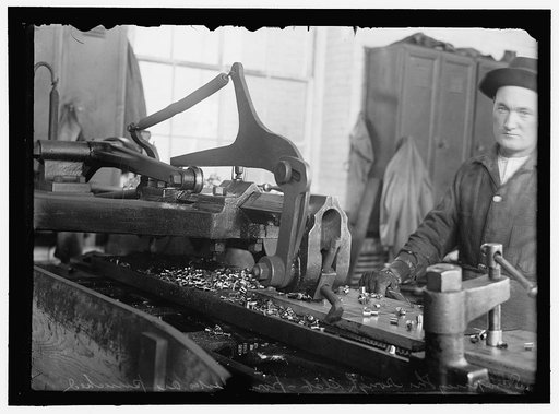 NAVY YARD, U.S., WASHINGTON. DISCS AND WORK ON THEM