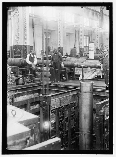 NAVY YARD, U.S., WASHINGTON. 14 INCH GUN; VARIOUS OPERATIONS IN SHRINKING JACKET ON IT