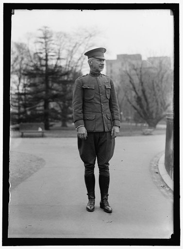 MARCH, PEYTON C., MAJ. GEN., U.S.A., CHIEF OF STAFF. WALKING