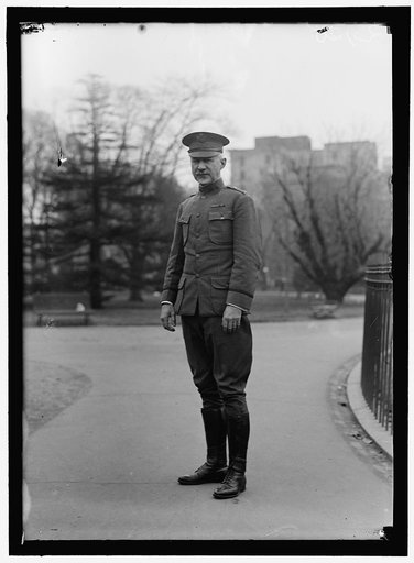 MARCH, PEYTON C., MAJ. GEN., U.S.A., CHIEF OF STAFF. WALKING