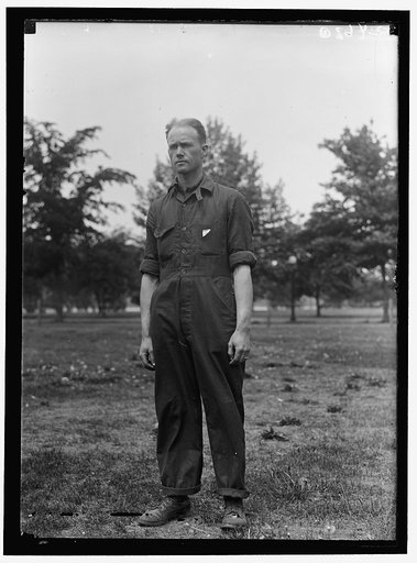 AIR MAIL. INAUGURATION OF SERVICE, POLO FIELD. SGT. WATERS OF SIGNAL CORPS HELPING ON AIR MAIL
