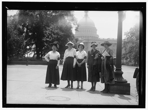 MUNITIONS WORKERS. WOMEN