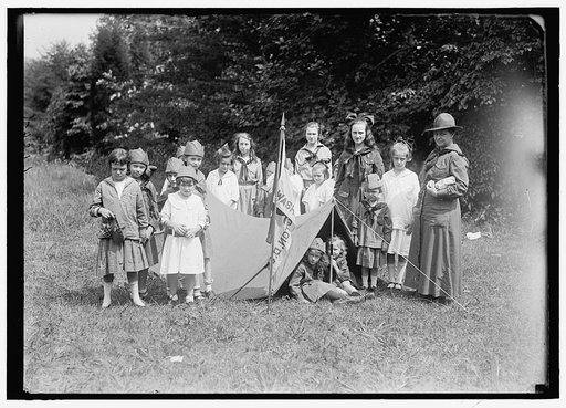 HOOVER, MRS. HERBERT C. GIRL SCOUTS; PICNIC AT HOOVER HOME