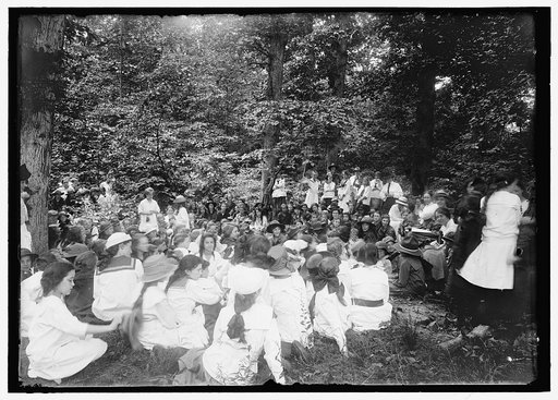 GIRL SCOUTS PICNIC AT HOME OF MRS. HERBERT HOOVER
