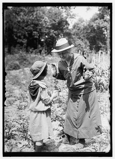GIRL SCOUTS PICNIC AT HOME OF MRS. HERBERT HOOVER