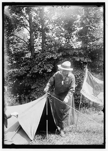 GIRL SCOUTS PICNIC AT HOME OF MRS. HERBERT HOOVER. MRS. HOOVER