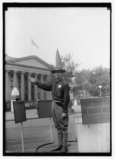 DISTRICT OF COLUMBIA; TRAFFIC. SOLDIER TRAFFIC POLICEMAN, 15TH AND NEW YORK AVENUE